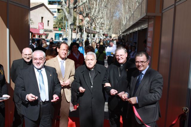 El Alcalde Cámara asiste a la X Muestra Internacional de Voluntariado instalada en el Paseo Alfonso X - 2, Foto 2
