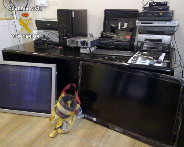 La Guardia Civil detiene a dos personas, uno de ellos menor, por la comisión de varios delitos contra el patrimonio - 1, Foto 1