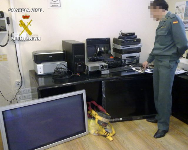 La Guardia Civil detiene a dos personas, uno de ellos menor, por la comisión de varios delitos contra el patrimonio - 3, Foto 3