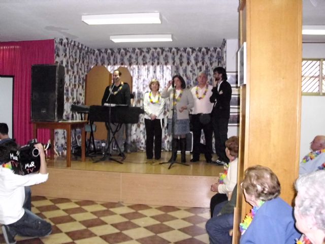 Cerca de 60 personas mayores disfrutan de las actividades preparadas por los alumnos del curso Monitor de ocio y tiempo libre - 3, Foto 3