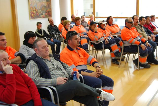 El alcalde y el concejal de Servicios se reúnen con los trabajadores del servicio de recogida de basura y limpieza viaria - 1, Foto 1
