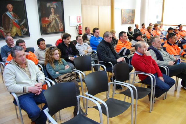 El alcalde y el concejal de Servicios se reúnen con los trabajadores del servicio de recogida de basura y limpieza viaria - 2, Foto 2