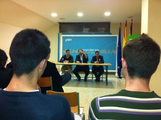 El presidente regional de NNGG mantiene una reunión de trabajo con los integrantes de Totana - 1, Foto 1