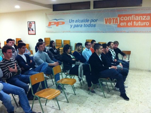 El presidente regional de NNGG mantiene una reunión de trabajo con los integrantes de Totana - 2, Foto 2