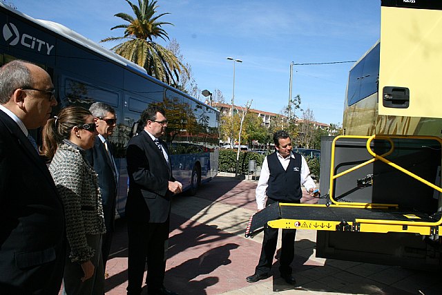 La Comunidad subvenciona la adquisición de autobuses adaptados para el transporte de personas con movilidad reducida, Foto 1
