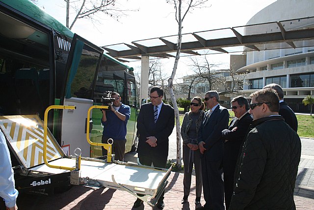 La Comunidad subvenciona la adquisición de autobuses adaptados para el transporte de personas con movilidad reducida, Foto 2