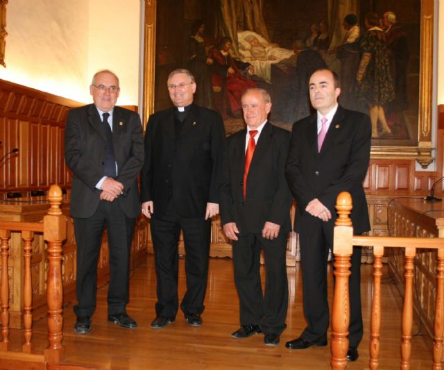 Caravaca entrega los premios Tomir a la Selección Española de Fútbol, al Obispo y al grupo Santa Cruz - 1, Foto 1
