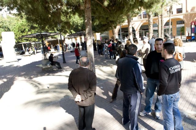 Colas para comprar la entrada del Concurso de Chirigotas - 2, Foto 2