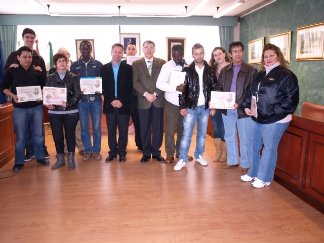 El director del IMAS entrega diplomas de Zapatero remendón en Ceutí - 1, Foto 1