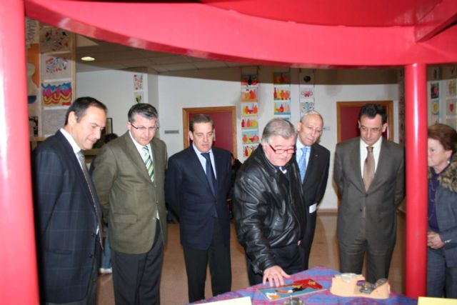 Inaugurada la exposición de trabajos de formación en habilidades plásticas de estampación y cerámica, en el centro integral de san josé obrero - 1, Foto 1