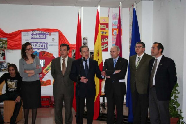 Inaugurada la exposición de trabajos de formación en habilidades plásticas de estampación y cerámica, en el centro integral de san josé obrero - 3, Foto 3