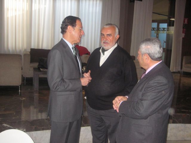 El Alcalde Cámara comparte el tradicional desayuno con las candidatas a Reina de los Mayores 2011 - 2, Foto 2