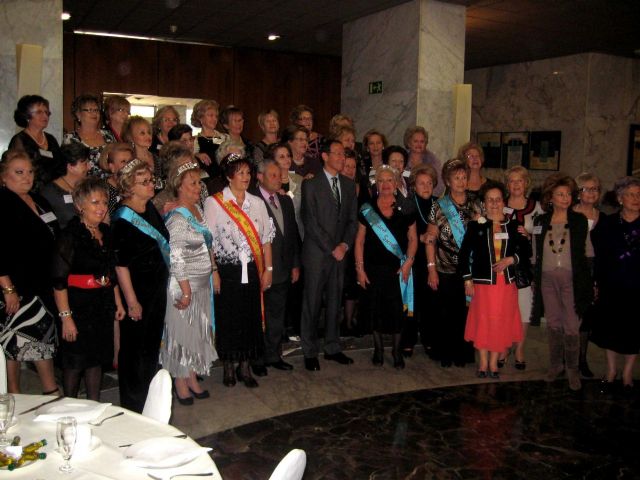 El Alcalde Cámara comparte el tradicional desayuno con las candidatas a Reina de los Mayores 2011 - 4, Foto 4