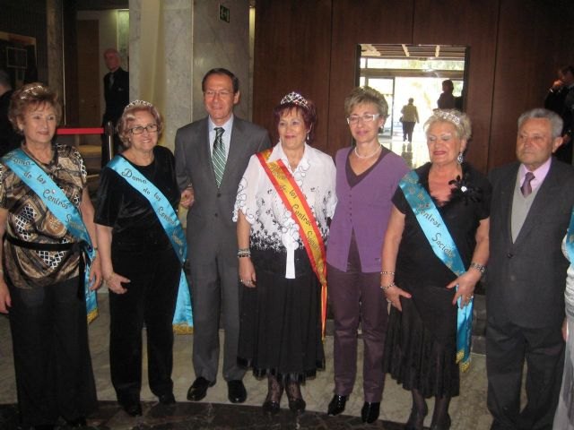 El Alcalde Cámara comparte el tradicional desayuno con las candidatas a Reina de los Mayores 2011 - 1, Foto 1