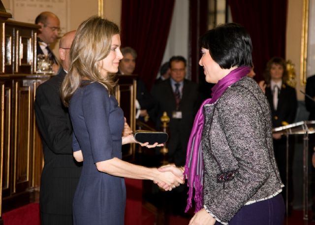 La médica archenera Encarna Guillén recibió ayer en el Senado de manos de SAR la Princesa de Asturias el Premio Especial Autonómico de FEDER - 1, Foto 1