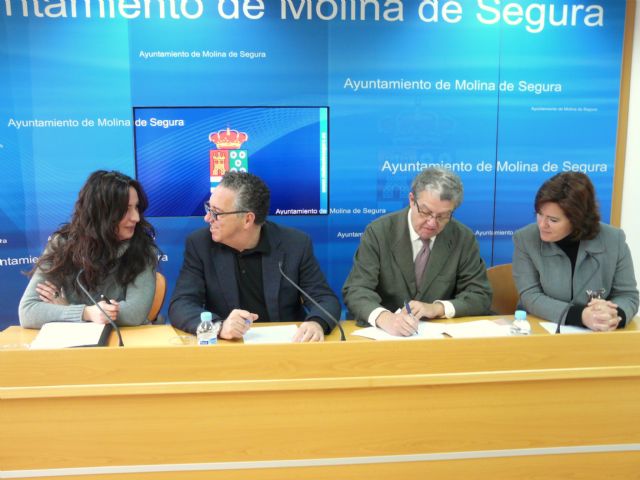 Firman un convenio para el fomento del comercio minorista mediante la aplicación de ventajas a las familias numerosas - 1, Foto 1