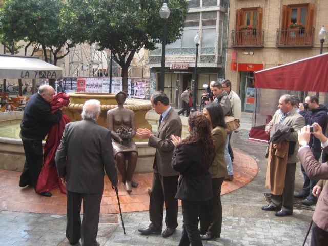 Una nueva escultura en bronce embellece desde hoy la céntrica plaza de Las Flores - 2, Foto 2