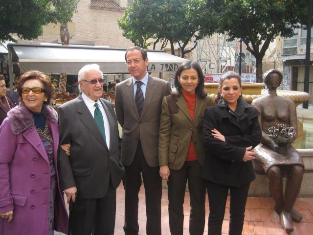 Una nueva escultura en bronce embellece desde hoy la céntrica plaza de Las Flores - 4, Foto 4