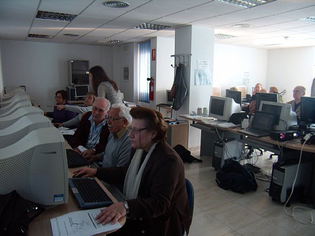 Curso de formación de la Concejalía de Igualdad para mayores de 55 años sobre las nuevas tecnologías de la información - 1, Foto 1