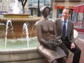 Una nueva escultura en bronce embellece desde hoy la céntrica plaza de Las Flores
