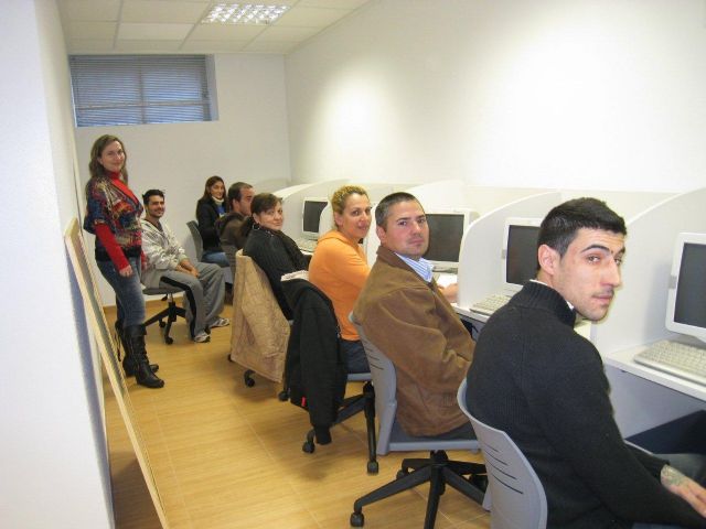 Más de una veintena de personas realizan cursos de cocina, habilidades sociales e informática, Foto 1