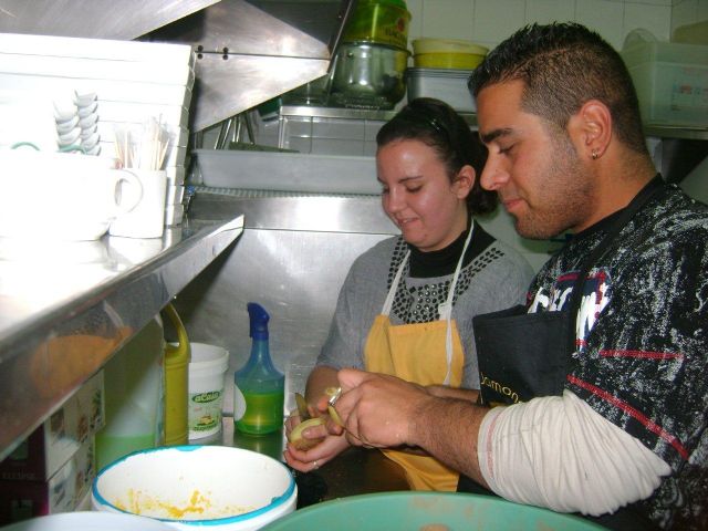 Más de una veintena de personas realizan cursos de cocina, habilidades sociales e informática - 2, Foto 2