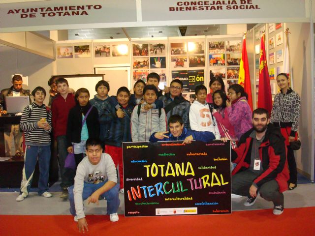 El ayuntamiento de Totana participa con un expositor en la feria Entreculturas 2011, Foto 2