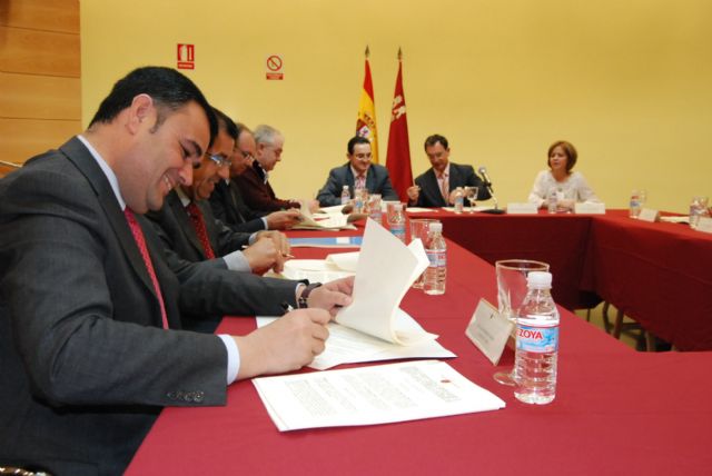 El alcalde de Totana y el consejero de Política Social suscriben un convenio, Foto 1