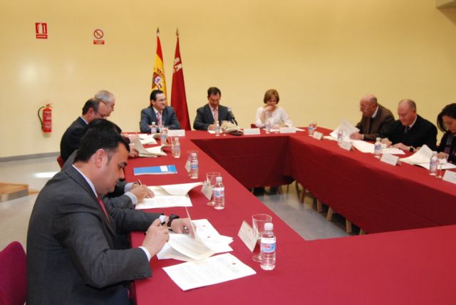 El alcalde de Totana y el consejero de Política Social suscriben un convenio, Foto 2