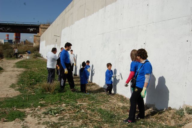 Los alguaceños limpian el río Mula y realizan un graffiti con temática medioambiental - 1, Foto 1