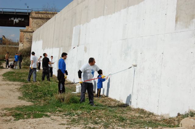 Los alguaceños limpian el río Mula y realizan un graffiti con temática medioambiental - 2, Foto 2