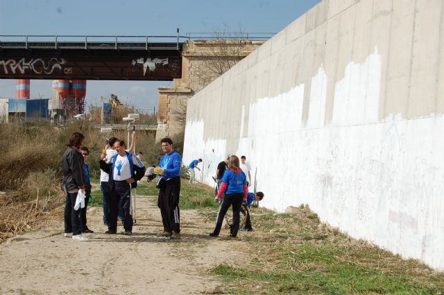 Los alguaceños limpian el río Mula y realizan un graffiti con temática medioambiental - 3, Foto 3