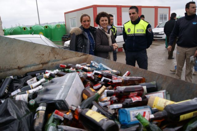 El Ayuntamiento de Lorca destruye 3.325 bebidas alcohólicas y 771 artículos que estaban siendo vendidos ilegalmente - 2, Foto 2