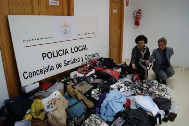 El Ayuntamiento de Lorca destruye 3.325 bebidas alcohólicas y 771 artículos que estaban siendo vendidos ilegalmente - 1, Foto 1
