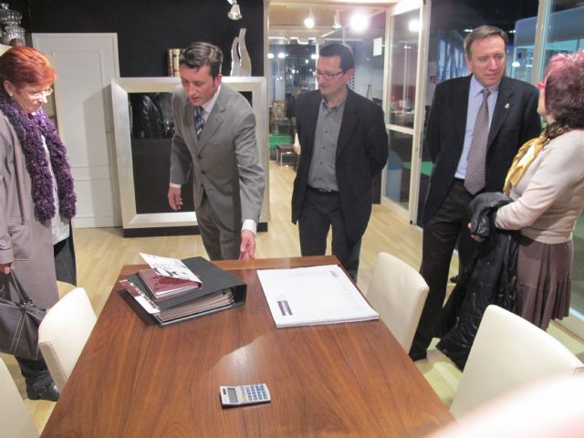 Begoña García Retegui elogia la actitud positiva de los empresarios del mueble de Yecla - 2, Foto 2