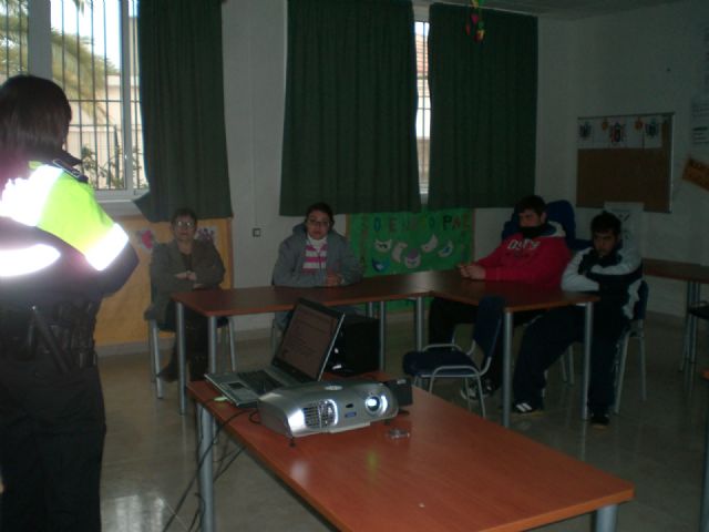 La concejalía de Educación, junto con el IES Prado Mayor, continúa con la labor llevada a cabo en materia de prevención del absentismo, Foto 1