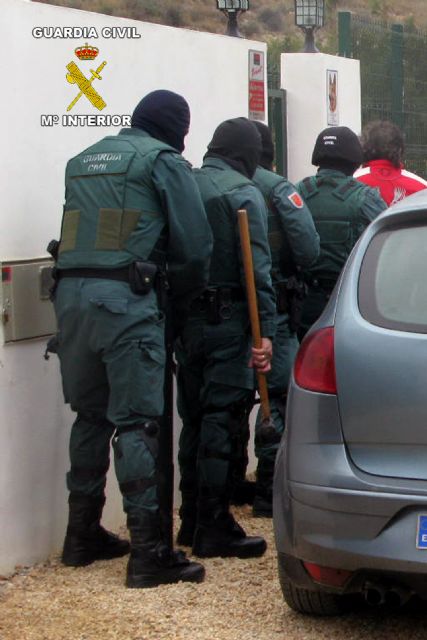La Guardia Civil desmantela una banda organizada dedicada al trfico de drogas en Mazarrn, Foto 6