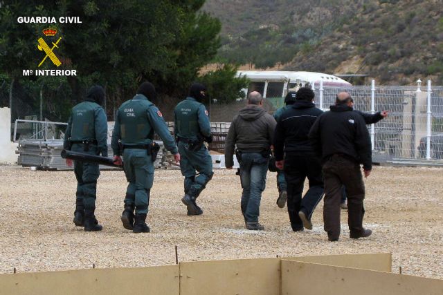 La Guardia Civil desmantela una banda organizada dedicada al trfico de drogas en Mazarrn, Foto 7
