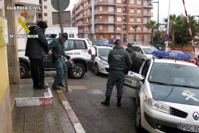 La Guardia Civil desmantela una banda organizada dedicada al trfico de drogas en Mazarrn, Foto 8