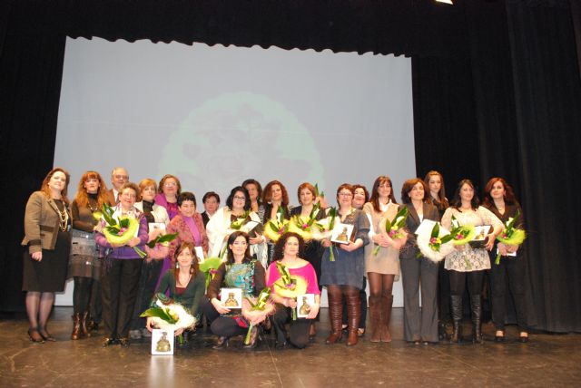 El Ayuntamiento distingue la labor de las locutoras de Radio Abarán en los Premios Mujer - 1, Foto 1