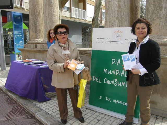 El Ayuntamiento de Lorca instala en la Alameda de la Constitución una mesa informativa por el Día Mundial del Consumidor - 1, Foto 1