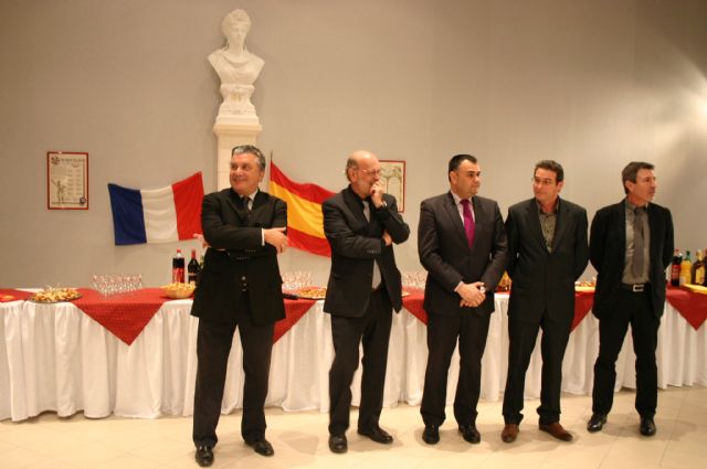 Autoridades municipales de Totana culminan con su desplazamiento a Uchaud la formalización del hermanamiento institucional con la villa francesa, Foto 2