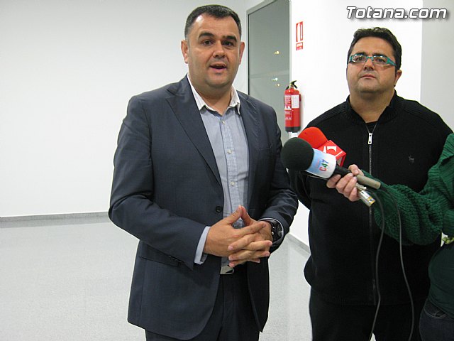 Cerca de un centenar de vecinos participaron en la asamblea vecinal del barrio Olmpico, las Peras, la Estacin y Triptolemos - 1