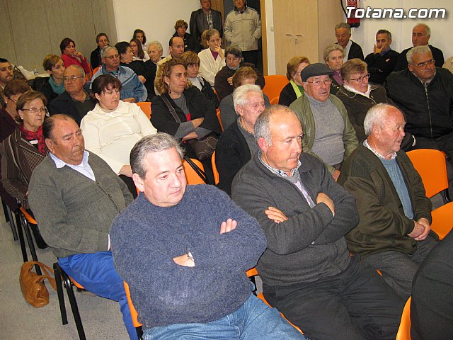 Cerca de un centenar de vecinos participaron en la asamblea vecinal del barrio Olmpico, las Peras, la Estacin y Triptolemos - 3