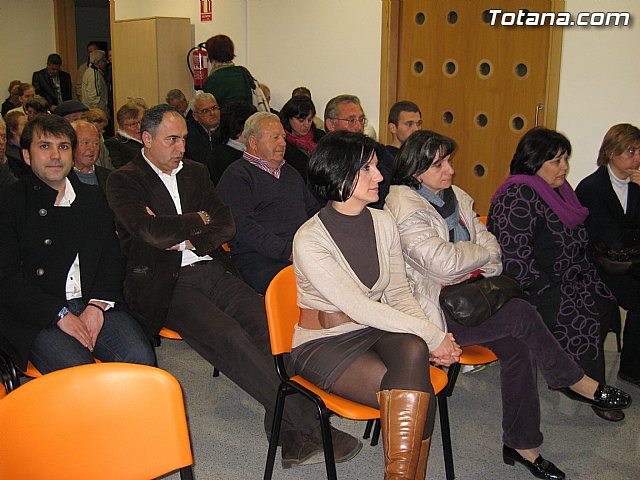 Cerca de un centenar de vecinos participaron en la asamblea vecinal del barrio Olmpico, las Peras, la Estacin y Triptolemos - 4