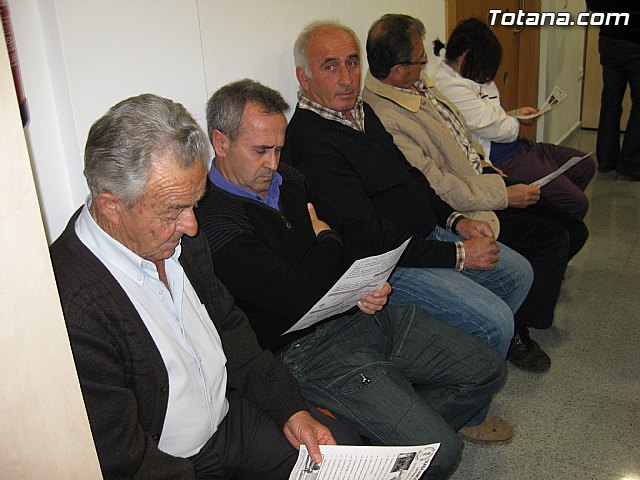 Cerca de un centenar de vecinos participaron en la asamblea vecinal del barrio Olmpico, las Peras, la Estacin y Triptolemos - 7