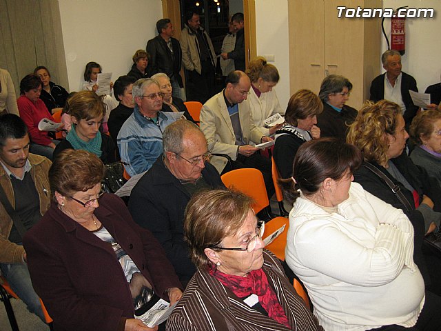 Cerca de un centenar de vecinos participaron en la asamblea vecinal del barrio Olmpico, las Peras, la Estacin y Triptolemos - 5