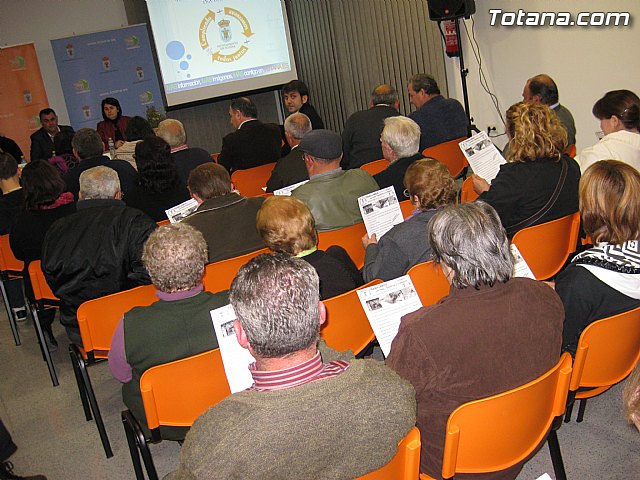 Cerca de un centenar de vecinos participaron en la asamblea vecinal del barrio Olmpico, las Peras, la Estacin y Triptolemos - 8