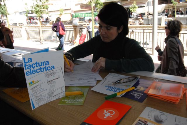 Los consumidores de Totana reciben información sobre sus derechos y obligaciones a través del punto de información móvil instalado en el mercado, Foto 1