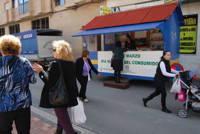 Los consumidores de Totana reciben información sobre sus derechos y obligaciones a través del punto de información móvil instalado en el mercado, Foto 2
